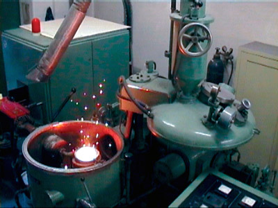 真空熔煉(lian)過程進行(hang)中